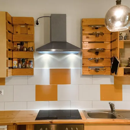 Retro Courtyard Apartment *